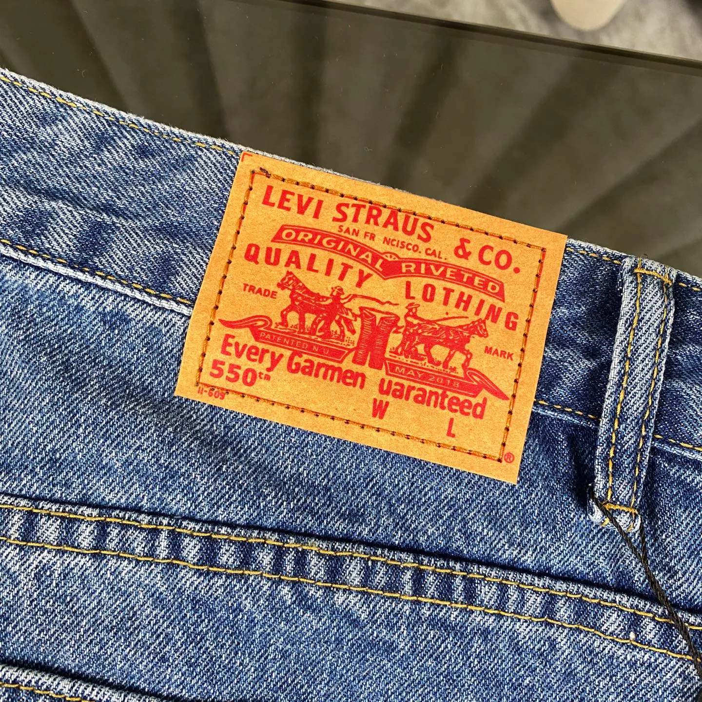 🅿️280 Chrome Hearts Chrome Hearts 24SS cross Sanskrit limited edition graffiti printed leather jeans. 💙Among Chrome Hearts’ many trousers, its color is unique and attracts people at first glance. It is made of beaded canvas fabric and has been washed with heavy water. The upper body is very textured, crisp and stylish, and will not collapse at all. The three-dimensional cut of the pants has a first-class effect in modifying the shape of the legs. It can be easily controlled by any figure, and you can instantly become a street trendy person when you put it on.  🔩Customized hardware, full of texture, every detail is done to the extreme. The thick beaded canvas fabric becomes soft and skin-friendly after washing, and has excellent breathability, making it comfortable to wear all day long. Customized small leather label, unique design, simple yet elegant, exquisite workmanship, neat wiring, every detail demonstrates quality and style.  These pants are gender-neutral and can be worn by both men and women, easily creating a sense of fashion. Pair them with a T-shirt or sweatshirt and you can easily go out and hit the streets. 🔵Classic blue, always a fashion favorite, suitable for any style of wear.  Size from 28 to 34 (corresponding to S-XL)